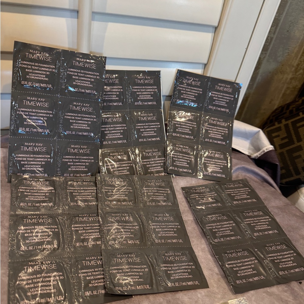 Mary Kay Timewise Samples 3D Foundation 36 count‎
